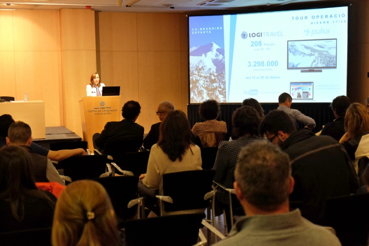 La directora de màrqueting d'Andorra Turisme, Noemí Pedra, durant la seva exposició.