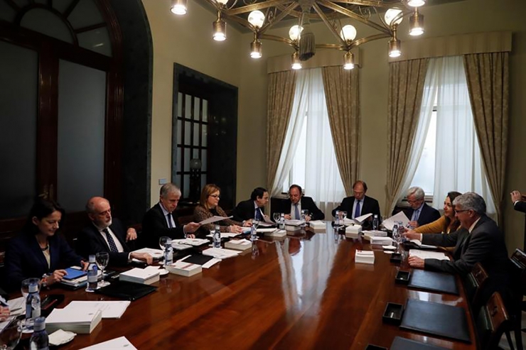 Vista general de la reunió d'aquest dimarts de la mesa del Senat espanyol que ha decidit ajornar una setmana el debat dels pressupostos 2018.