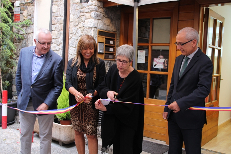 El president de la Cambra de Comerç, Miquel Armengol; la cònsol major d'Andorra la Vella, Conxita Marsol; la presidenta de l'Associació de Comerciants del Centre Històric, Anna Riberaygua, i el ministre de Turisme, Francesc Camp, durant el tall de la cinta.
