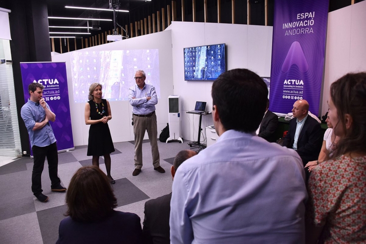 Judit Hidalgo, directora d’Andorra Desenvolupament i Inversió (ADI-Actua), dona la benvinguda als participants en el Taller d'Emprenedors.