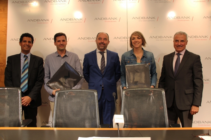 Els premiats Benjamí Pardo i Cristina Pitart recollint uns obsequis de la mà del coordinador del Taller d'Emprenedors, Joan Gonfaus; el Sots-director general Banca País d'Andbank, Josep Maria Cabanes, i el director de Gamma Management, Pere Montes de Oca.