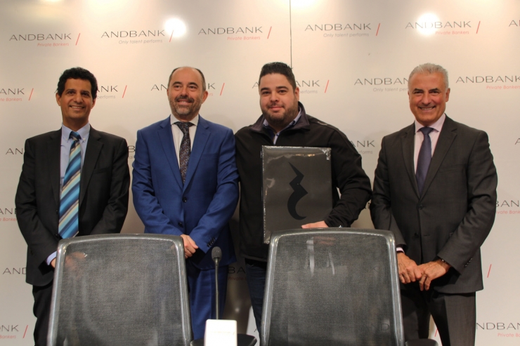 El premiat Jose Antonio Comba recollint uns obsequis de la mà del coordinador del Taller d'Emprenedors, Joan Gonfaus; el Sots-director general Banca País d'Andbank, Josep Maria Cabanes, i el director de Gamma Management, Pere Montes de Oca.