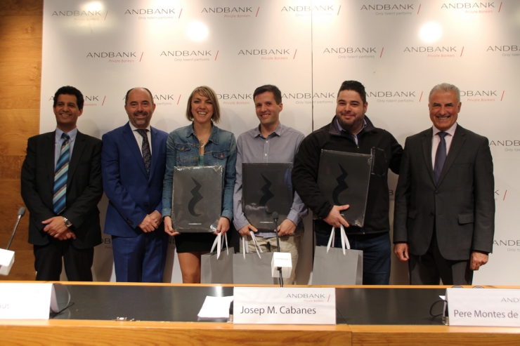 Els tres premiats del Taller d'Emprenedors amb els representants del taller, de Gamma Management i d'Andbank.