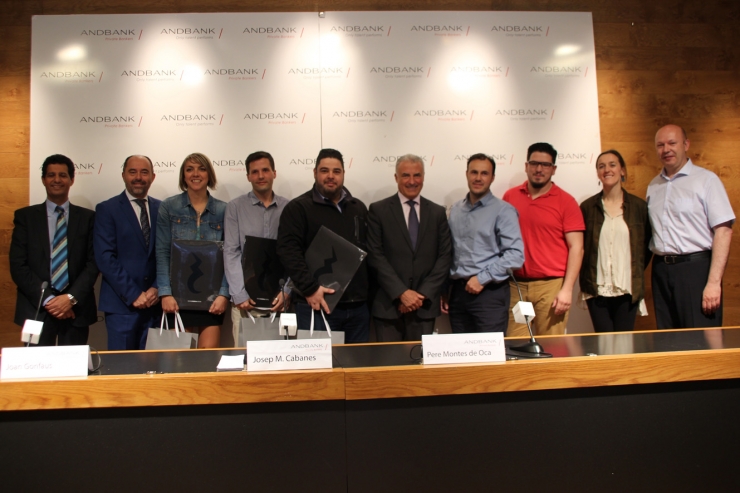 Foto de família dels premiats, alguns dels alumnes del Taller d'Emprenedors i els representants del taller, de Gamma Management i d'Andbank.