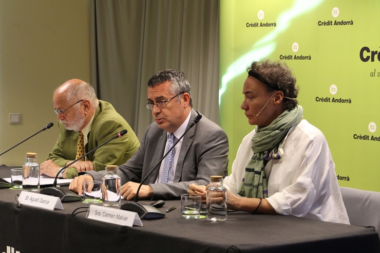 El director de la Càtedra Crèdit Andorrà de Mercats, Organitzacions i Humanisme, Josep Maria Rosanas; el director de l’àrea de secretaria general tècnica de Crèdit Andorrà, Agustí Garcia, i la fundadora d’Atelier Malvar + Tusch Llc., Carmen Malvar, durant la xerrada.
