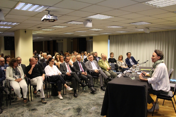 La fundadora d’Atelier Malvar + Tusch Llc., Carmen Malvar, durant la xerrada.