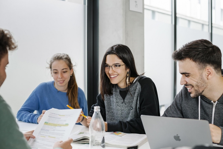 Quatre dels estudiants del màster.