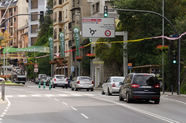 Vehicles a l'entrada de Sant Julià de Lòria.