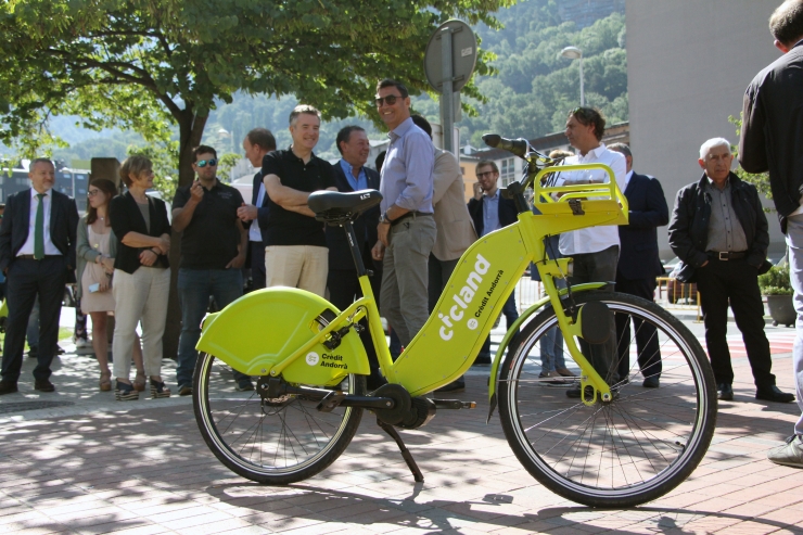 Un moment de la presentació del nou servei de bicicletes elèctriques compartides.