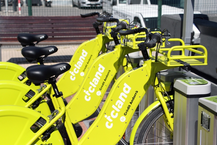 Un moment de la presentació del nou servei de bicicletes elèctriques compartides.