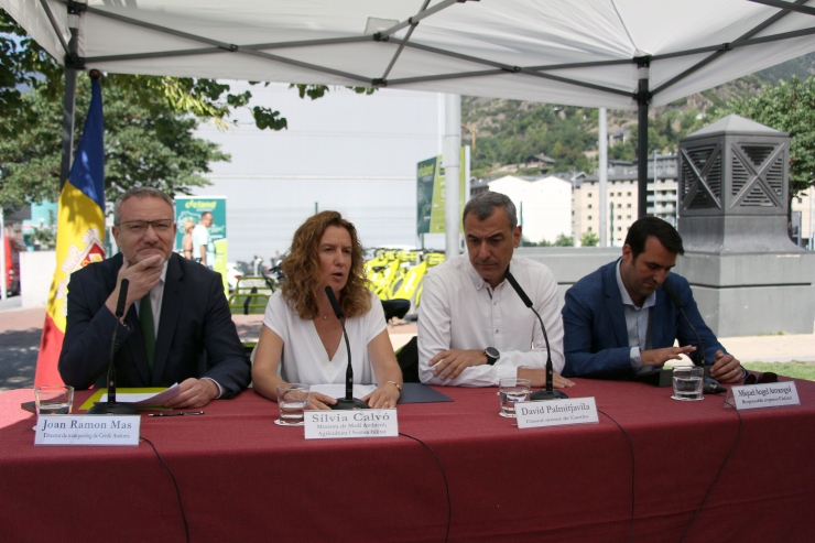 El director de màrqueting de Crèdit Andorrà, Joan Ramon Mas; la ministra d'Agricultura, Medi Ambient i Sostenibilitat, Sílvia Calvó; el cònsol menor de Canillo, David Palmitjavila, i el responsable de l'empresa Cicland, Miquel Àngel Armengol, presenten el nou servei de bicicleta elèctrica compartida.