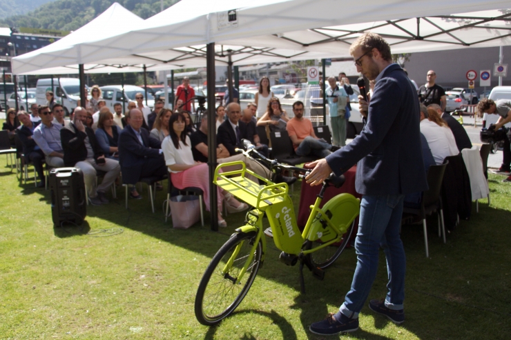 Un moment de la presentació del nou servei de bicicleta elèctrica compartida.