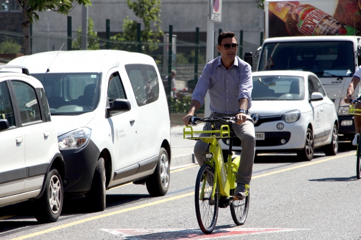 El cònsol menor de la Massana, Raül Ferré, prova una bicicleta elèctrica.