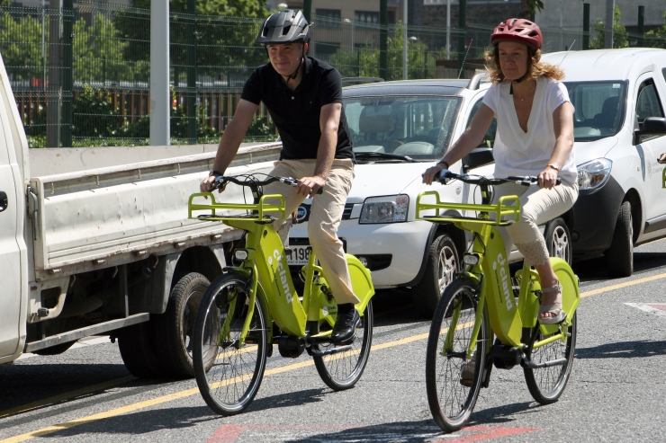 El síndic general Vicenç Mateu i la ministra d'Agricultura, Medi Ambient i Sostenibilitat, Sílvia Calvó, proven les bicicletes elèctriques.