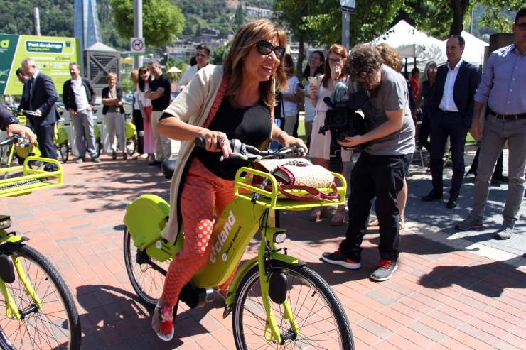 La cònsol major d'Andorra la Vella, Conxita Marsol, prova el nou servei de bicicleta elèctrica compartida.