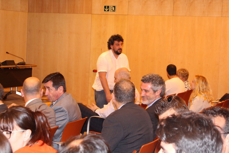 El president de la comissió ANDblockchain de la CEA, Àlex Armengol, parla amb els assistents abans de començar l'acte.