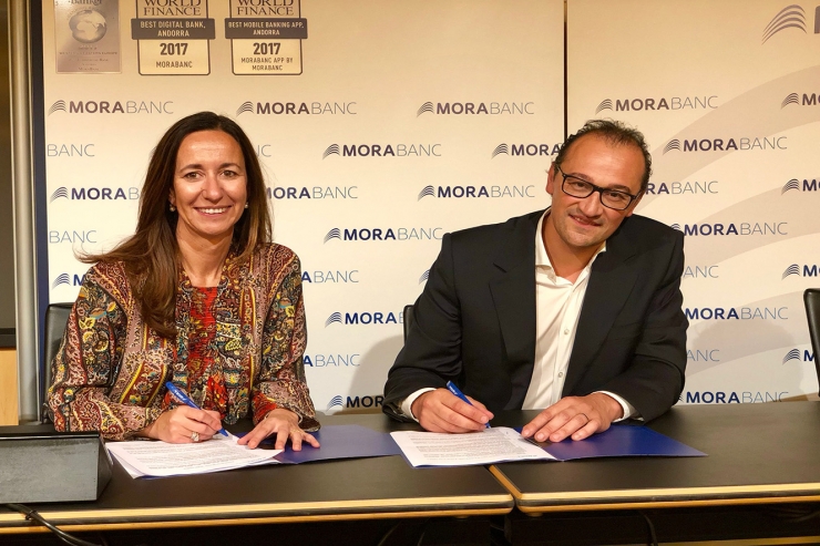 La directora general adjunta de Negoci Andorra de MoraBanc, Gisela Villagordo i el president de la Creu Roja Andorrana, Josep Pol han signat l'acord.