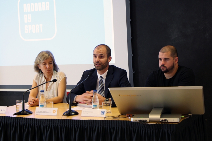 La directora d'Andorra Desenvolupament i Inversió (ADI), Judit Hidalgo; el director de Banca Personal de BancSabadell d'Andorra, Gerard Fonolleda, i el project manager d'Andorra by Sport, Riera Machado, presenten el nou projecte de calendari únic esportiu.