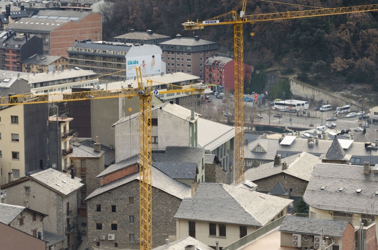 Grues al centre d'Andorra la Vella.