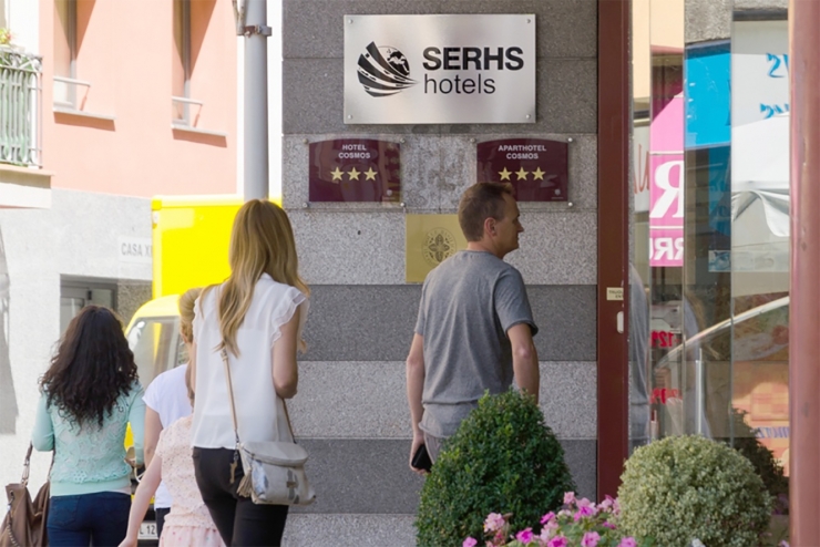 Dos turistes entren en un hotel d’Escaldes-Engordany.