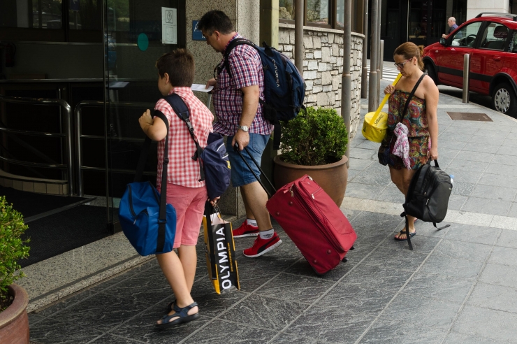 Uns turistes entren en un hotel d'Escaldes-Engordany.