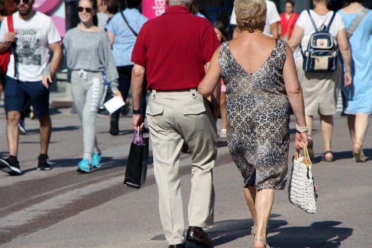 Vianants per l'avinguda Meritxell.