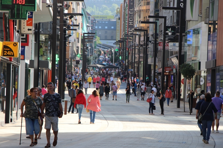 Turistes aquest estiu per l'avinguda Meritxell.
