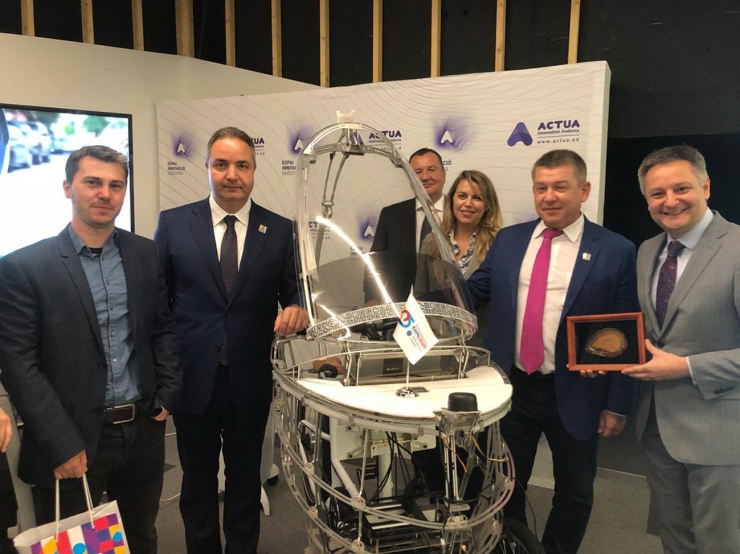 La delegació russa amb el ministre d'd’Economia, Innovació i Competitivitat, Gilbert Saboya, i el director de la Fundació Actuatech, Marc Pons.