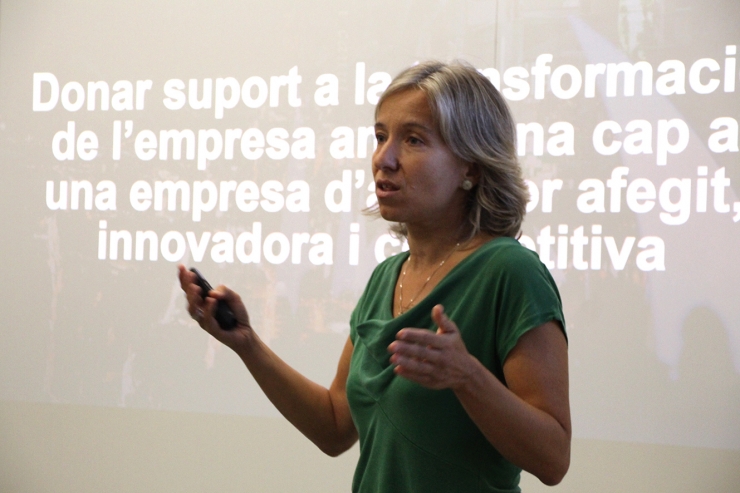 La directora d'Actua Empresa, Judit Hidalgo, durant la presentació de les subvencions.