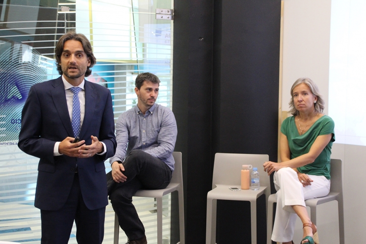 El secretari d’Estat per a la Diversificació Econòmica, Josep Maria Missé, i al darrere, el director d'Actua Innovació, Marc Pons, i la directora d'Actua Empresa, Judit Hidalgo.
 