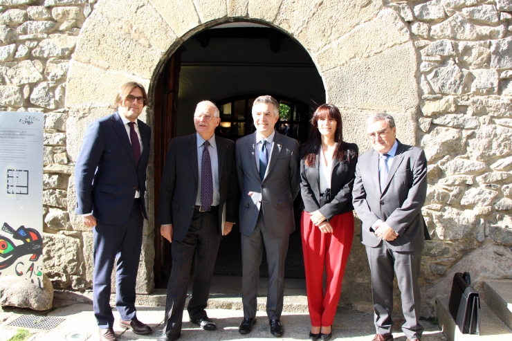 Un moment de la trobada del ministre d'Afers Exteriors espanyol, Josep Borrell, amb el síndic general, Vicenç Mateu.