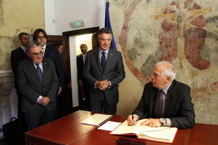 Un moment de la trobada del ministre d'Afers Exteriors espanyol, Josep Borrell, amb el síndic general, Vicenç Mateu.