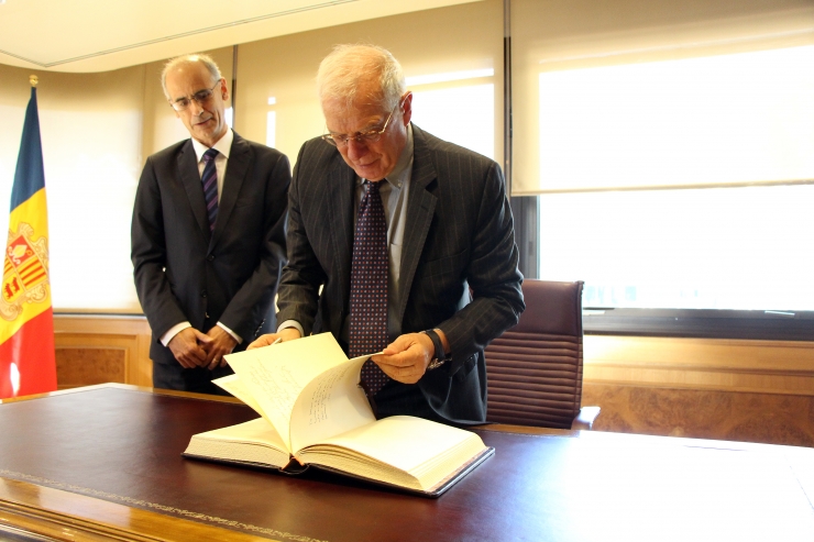 Un moment de la trobada del ministre d'Afers Exteriors espanyol, Josep Borrell, amb el cap de Govern, Toni Martí.
