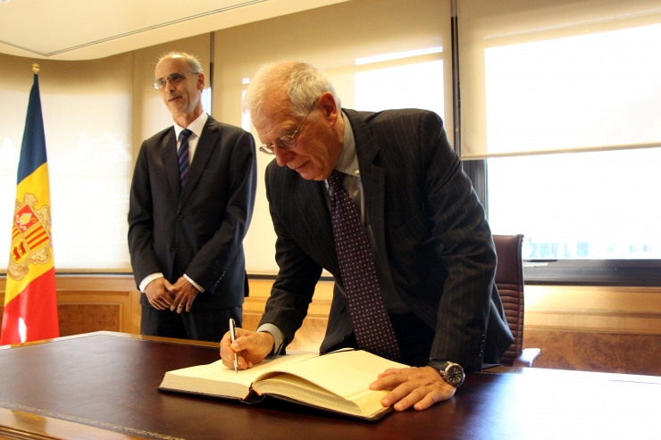 Un moment de la trobada del ministre d'Afers Exteriors espanyol, Josep Borrell, amb el cap de Govern, Toni Martí.