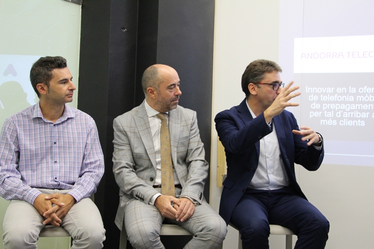 Els representants de les tres empreses participants al Projecte Tàndem. D'esquerra a dreta, el director de màrqueting de VallmedicVision, Sergi Valls; el director de Gamma Management, Pere Montes de Oca, i el portaveu d’Andorra Telecom, Carles Casadevall.
 
 
