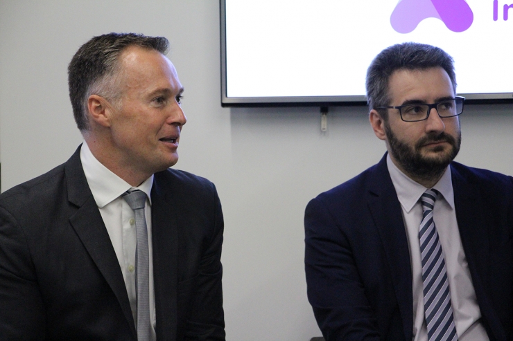 El líder del clúster d'Educació, Ferran Costa, i el ministre d'Educació i Ensenyament Superior, Eric Jover, durant la presentació del projecte Tàndem.