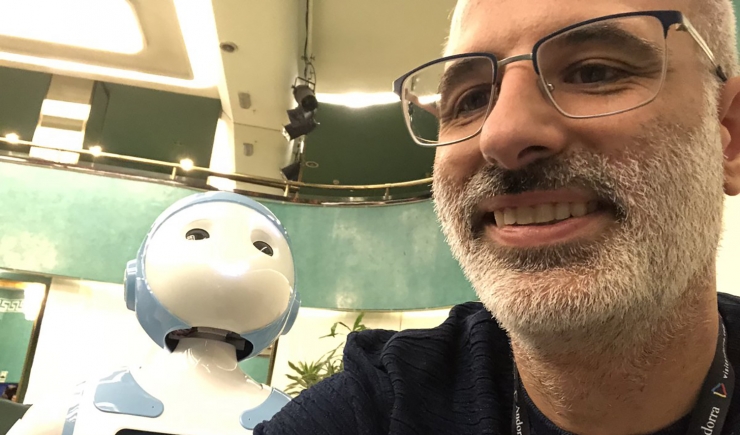 L'expert en 'blockchain' Raul Jaime Maestre amb el robot Nick aquest dissabte a Escaldes-Engordany.