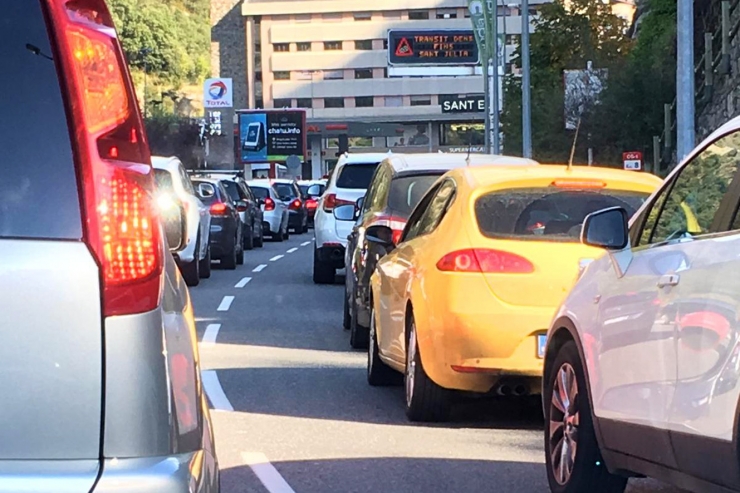 Retencions a l'entrada de Sant Julià de Lòria.