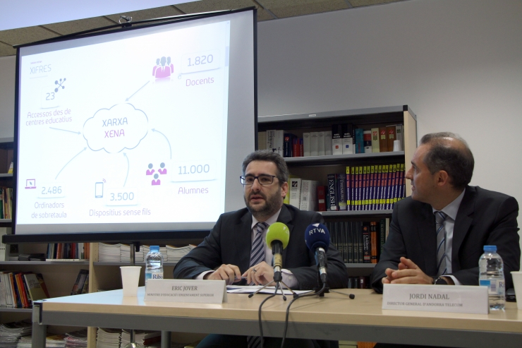 El ministre d'Educació i Ensenyament Superior, Eric Jover, i el director general d'Andorra Telecom, Jordi Nadal, presenten les millores en la velocitat a internet als centres escolars del país.