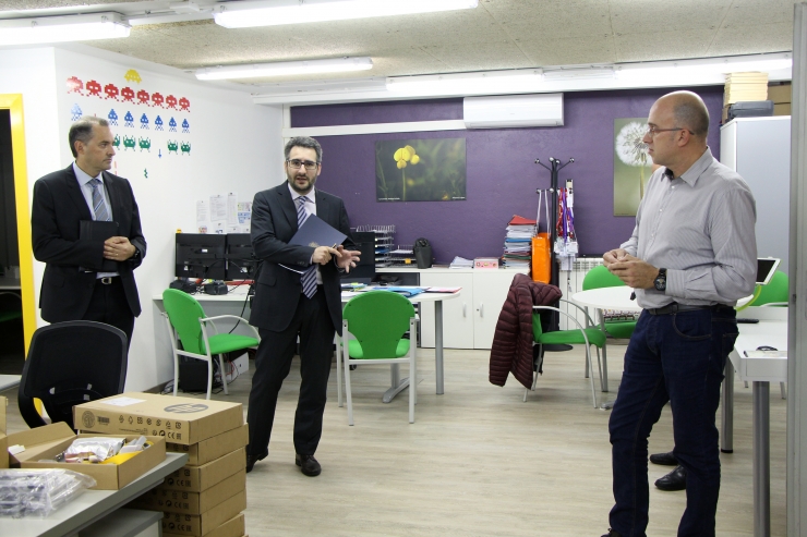 El ministre d'Educació i Ensenyament Superior, Eric Jover, i el  director general d'Andorra Telecom, Jordi Nadal, presenten les millores  en la velocitat a internet als centres escolars del país.