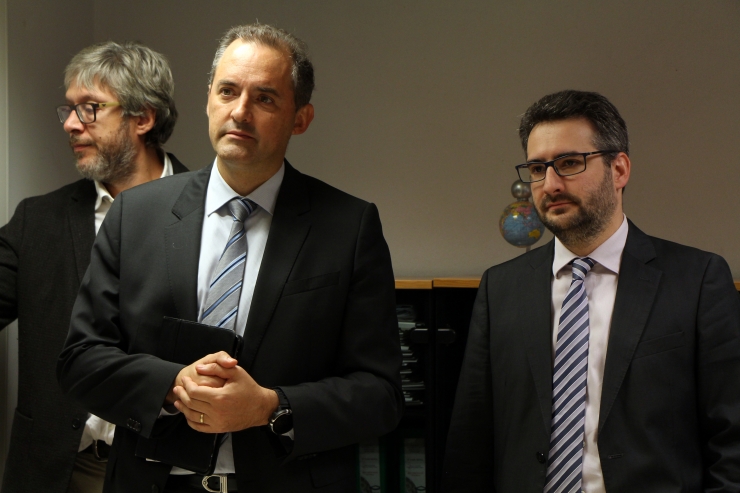 El ministre d'Educació i Ensenyament Superior, Eric Jover, i el  director general d'Andorra Telecom, Jordi Nadal, presenten les millores  en la velocitat a internet als centres escolars del país.