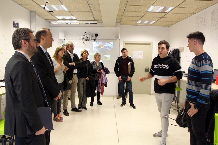 El ministre d'Educació i Ensenyament Superior, Eric Jover, i el  director general d'Andorra Telecom, Jordi Nadal, han visitat les aules d'informàtica d'Aixovall per conèixer millor el seu funcionament.