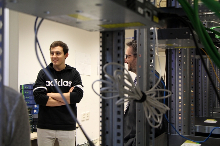 El ministre d'Educació i Ensenyament Superior, Eric Jover, i el  director general d'Andorra Telecom, Jordi Nadal, han visitat les aules  d'informàtica d'Aixovall per conèixer millor el seu funcionament.