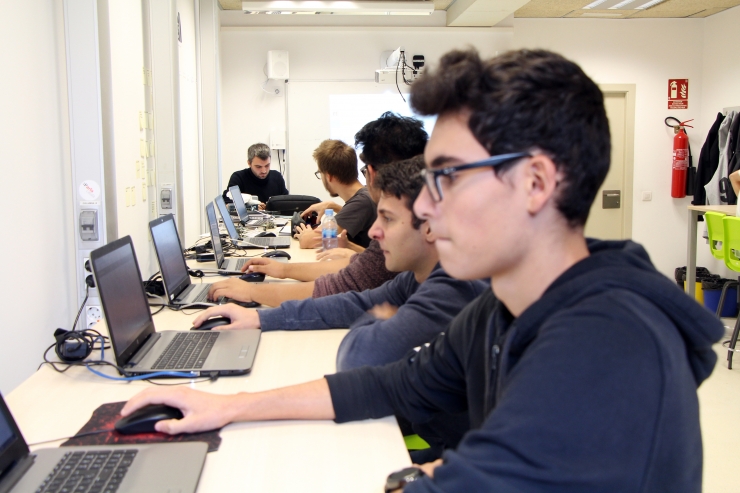 El ministre d'Educació i Ensenyament Superior, Eric Jover, i el  director general d'Andorra Telecom, Jordi Nadal, han visitat les aules  d'informàtica d'Aixovall per conèixer millor el seu funcionament.