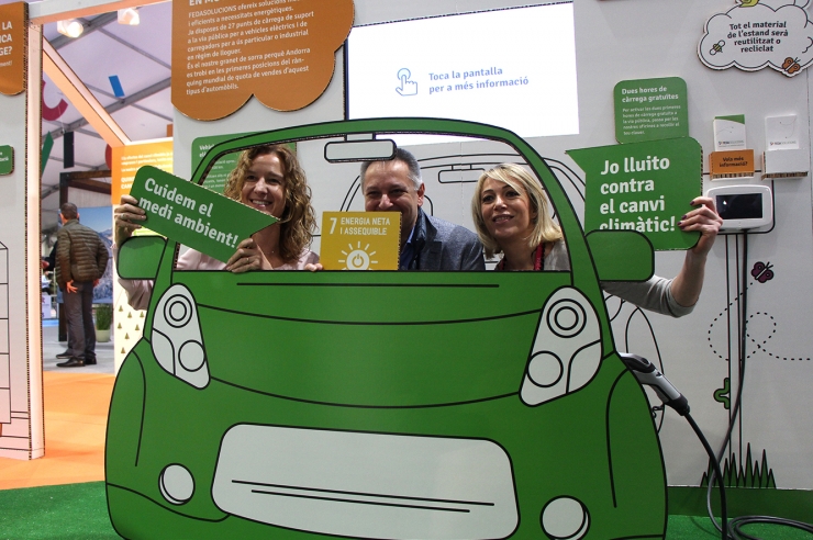 La ministra  de Medi Ambient, Agricultura i Sostenibilitat, Sílvia Calvó; el ministre d'Economia, Competitivitat i Innovació, Gilbert Saboya i Carolina Gómez, de comunicació de FEDA.