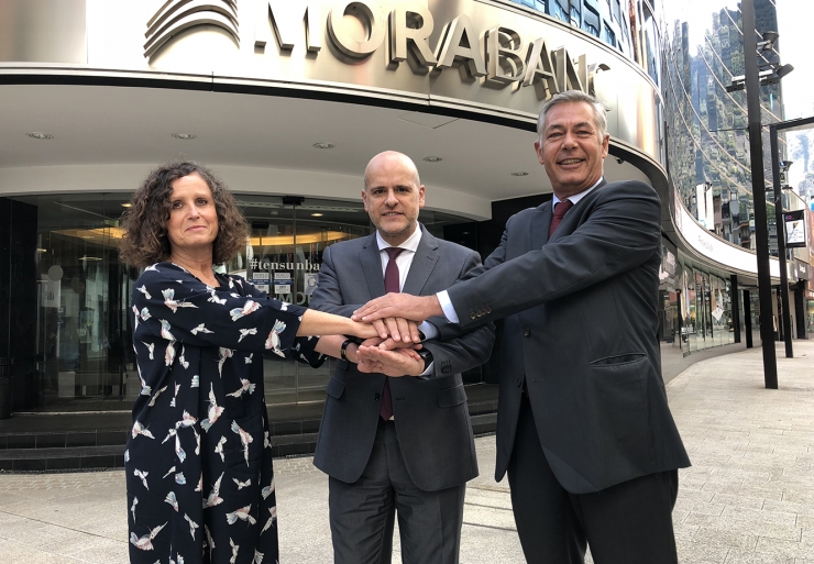 La directora de la Cambra, Pilar Escaler; el directot de Banca Digital de MoraBanc, Ignasi Martín, i el director general d'Iniced, Fernando Ramoneda.
 