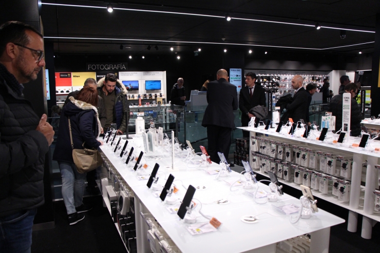 Els primers visitants a la botiga de l'FNAC Pas de la Casa.