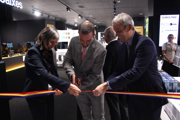 El ministre d'Ordenament Territorial, Jordi Torres, talla la cinta inaugural.