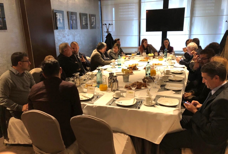Un moment de la trobada dels dirigents de la Cambra de Comerç amb els representants de les agències informatives europees.