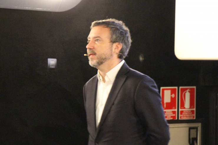 Fernando de la Rosa de Foxize durant la seva conferència.